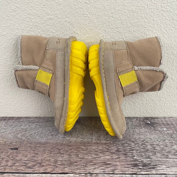 Crocs Faux Fur Boots Childrens Size 9 Sherpa Lined Snow Warm READ CONDITION - Picture 3 of 15